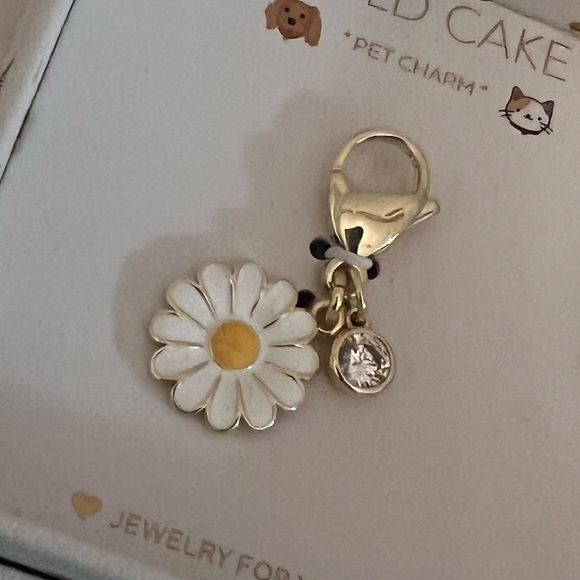 ⚡️Gold Cake Flower Pet Charm - Picture 3 of 3